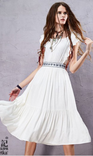 Valge kleit tikandiga vöökohal LA14251X